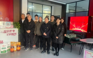 惠眾財(cái)金集團(tuán)組織黨員走進(jìn)社區(qū)開(kāi)展“點(diǎn)亮微心愿 傳遞微幸?！彪p