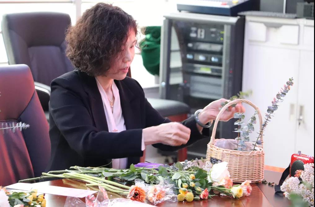 母親節(jié)特色主題活動(dòng)——“花香祝?！かI(xiàn)愛(ài)母親”插花會(huì)(圖6)