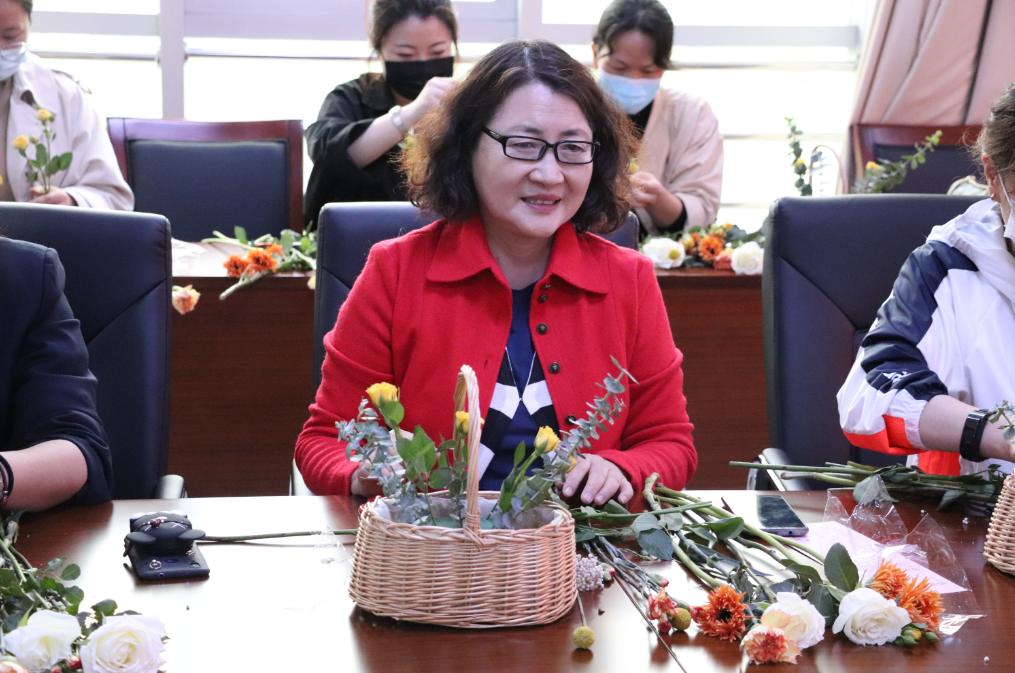 母親節(jié)特色主題活動(dòng)——“花香祝?！かI(xiàn)愛(ài)母親”插花會(huì)(圖3)