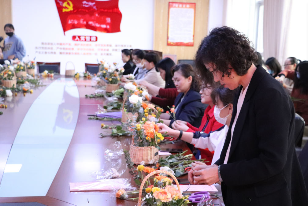 母親節(jié)特色主題活動(dòng)——“花香祝福·獻(xiàn)愛(ài)母親”插花會(huì)(圖4)