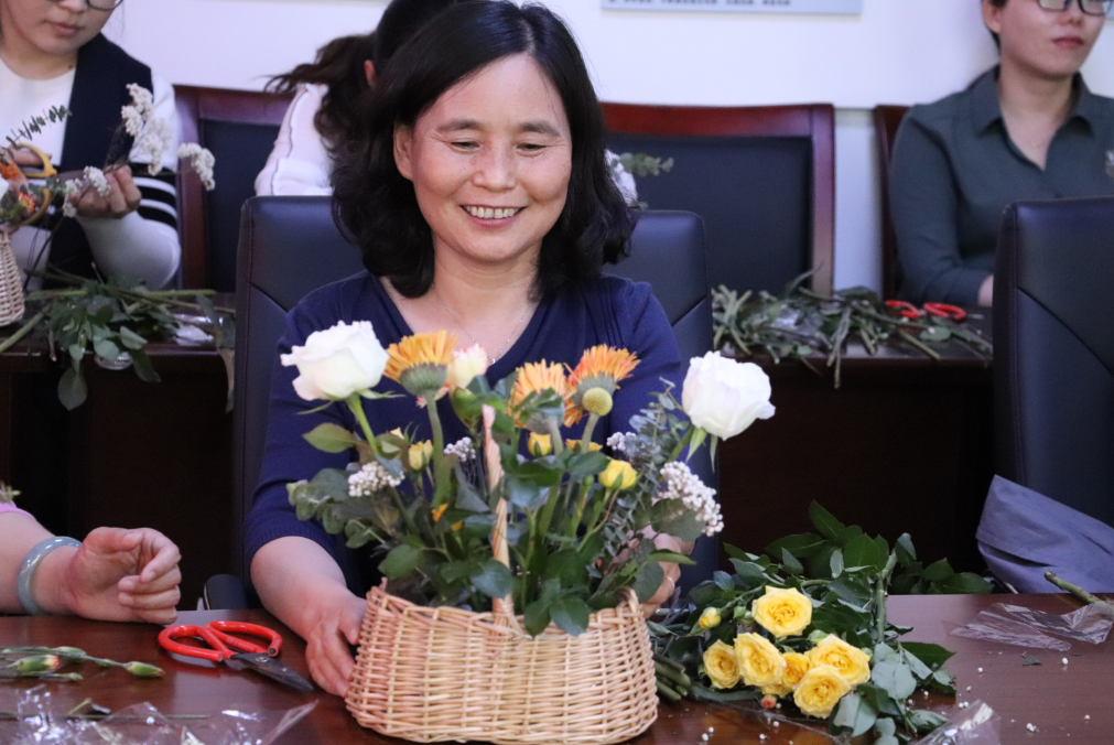 母親節(jié)特色主題活動(dòng)——“花香祝?！かI(xiàn)愛(ài)母親”插花會(huì)(圖5)