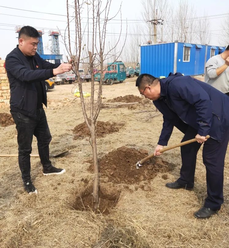“綠水青山黨旗揚(yáng) 一心向黨守初心”植樹(shù)節(jié)活動(dòng)(圖2)