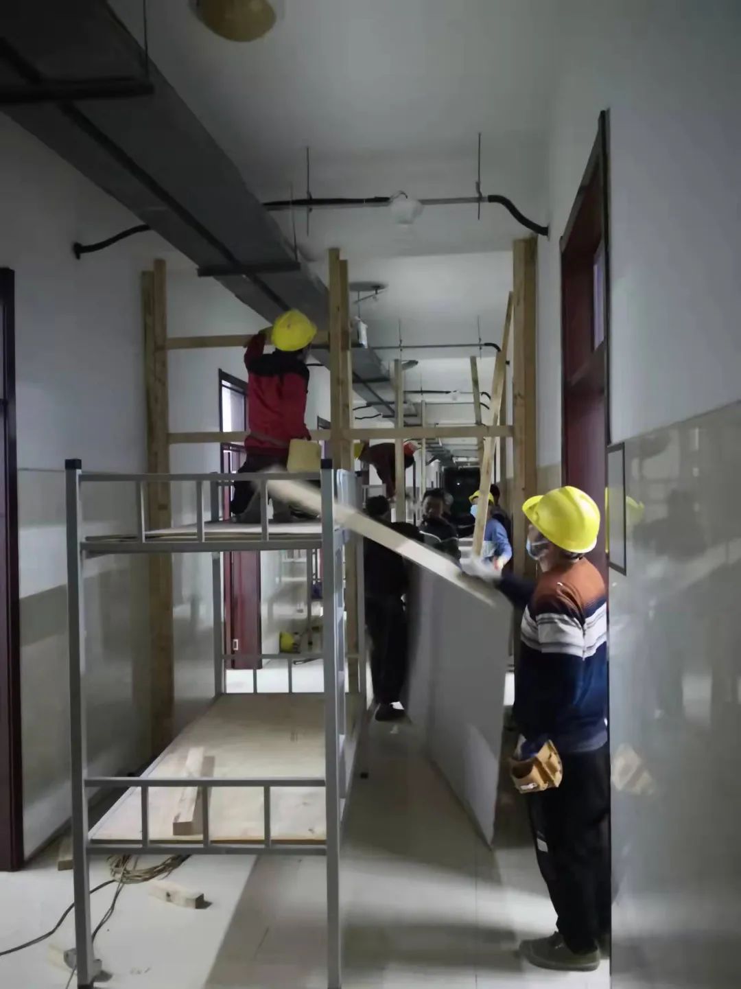 “疫”路有我丨 惠眾財(cái)金集團(tuán)奮戰(zhàn)16小時(shí)！完成338間臨時(shí)隔離用房改造交付(圖3)